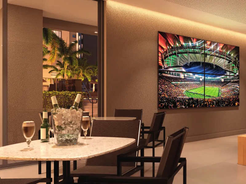 Espaço Maraca, arena gourmet do Grand Quartier Rio2 com telão para jogos